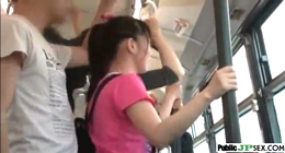 【JS ロリ動画】めちゃ可愛い女の子が母親とバスに乗ると…後ろからチ●ポをお尻当てる痴●魔！