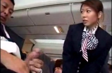 【美女】飛行機でサラリーマンの男性がわざと勃起したちんちんを見せてみた!!お客様を大切にする美人CAさんが手コキしてくれた!!