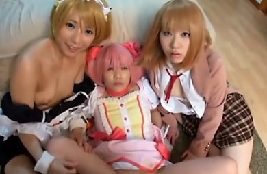 【コスプレ】コスプレイヤーの女の子3人が大きなおちんちんを取り合うハーレムな着衣エッチ!!