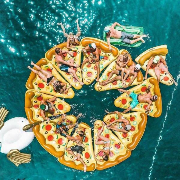 ●【画像】プールで巨大ピザ