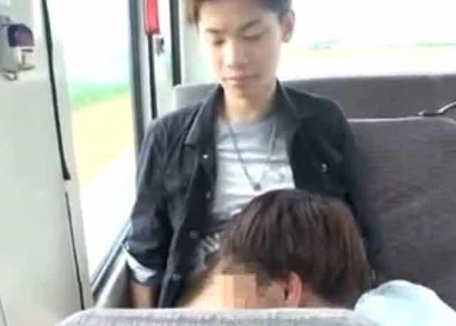 【ゲイ動画OM】バスで隣に座った兄貴にケツ掘られた包茎少年！